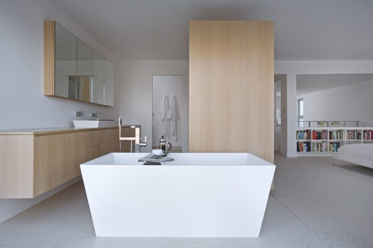 Alcove tub in white finish